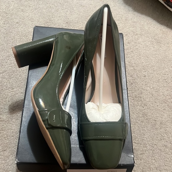 Tahari Patent Leather Olive Green Heel - Picture 5 of 10